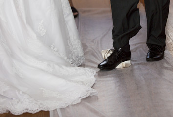 Beautifully decorated reception tables with floral centerpieces and traditional elements at a Jewish wedding.
