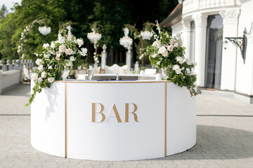 Luxury wedding cocktail bar setup with premium spirits and personalized drink offerings – A lavish bar setting designed for unforgettable wedding celebrations.